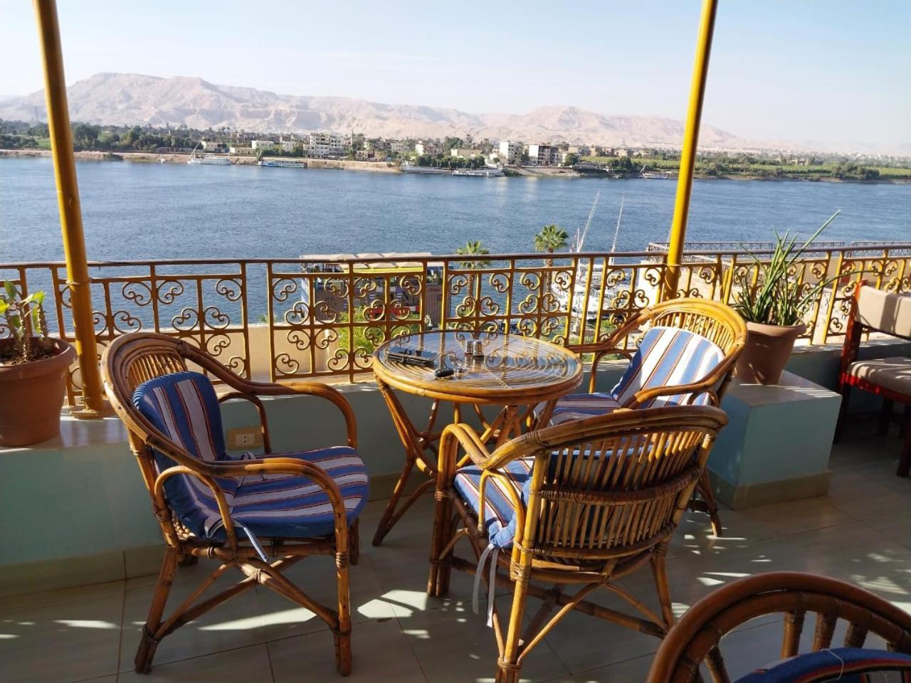 Merry Land Hotel & Roof Top Nile Restaurant Luxor Exterior photo