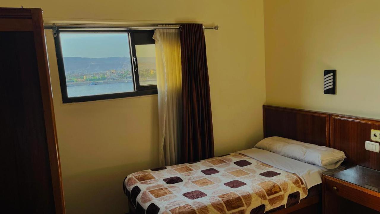Merry Land Hotel & Roof Top Nile Restaurant Luxor Exterior photo