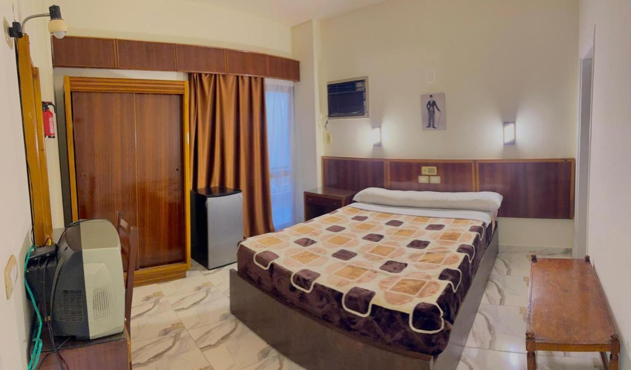 Merry Land Hotel & Roof Top Nile Restaurant Luxor Exterior photo